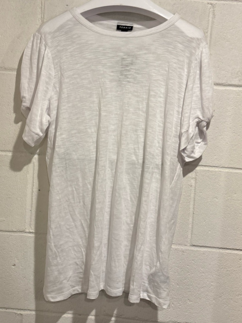 Torrid bright white crew neck twist sleeve tee shirt size 0 large